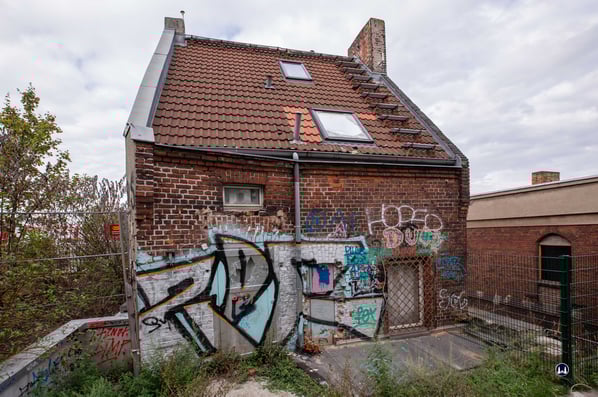 Da das Gaststättengebäude in den Bahndamm hineingebaut worden ist, war für die Anlage von Fenstern im Erdgeschoß ein Lichtschacht notwendig. 