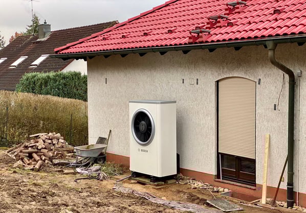 Außengerät einer Bosch Luft-Wasser-Wärmepumpe © iKratos