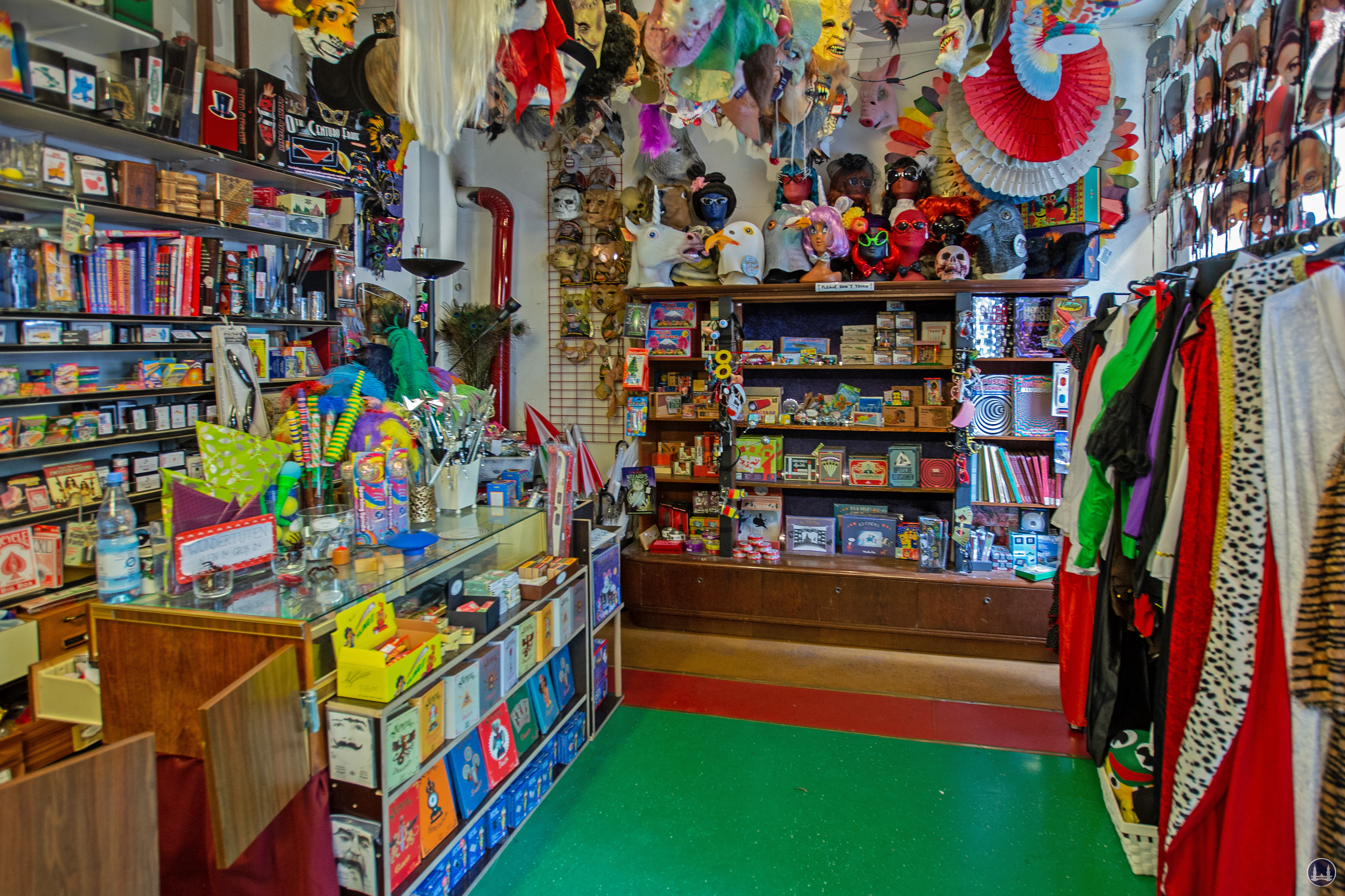  Der Zauberkönig in Berlin - Neukölln. Blick auf regale im alten Laden Hermannstraße.