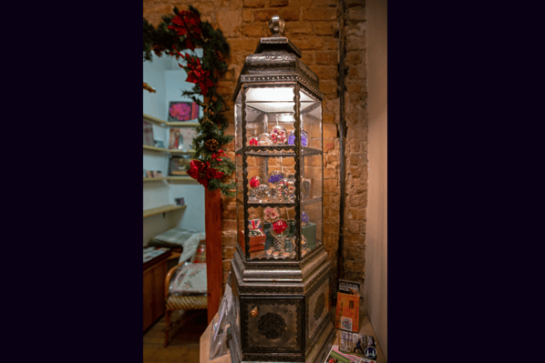 Das Broken English in Berlin - Kreuzberg, Körtestraße 10. Vitrine mit Glaskugeln.