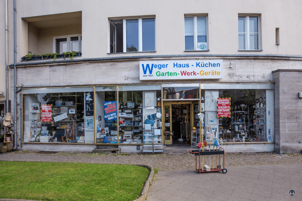 Eisenwaren Weger am Breitenbachplatz in Berlin-Steglitz. Es läuft bereits der Ausverkauf.