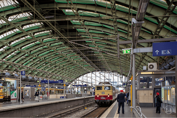 Luxuszug Rheingold, TEE. Einfahrender Zug im Berliner Ostbahnhof.