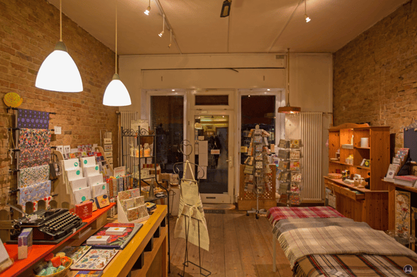 Das Broken English in Berlin - Kreuzberg, Körtestraße 10. Ladeninneres, Blick zur Eingangstür.