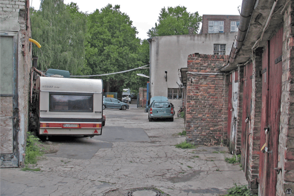 Blick vom hinteren Teil des Garagengeländes zur Schöneberger Straße.