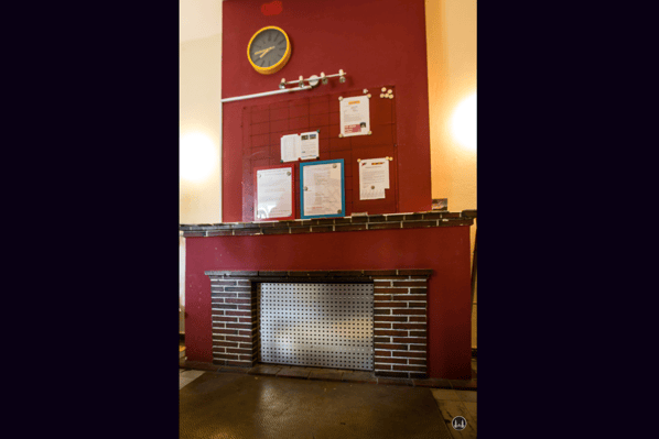 Lortzingclub in Berlin - Lichtenrade. Kamin in der Halle.