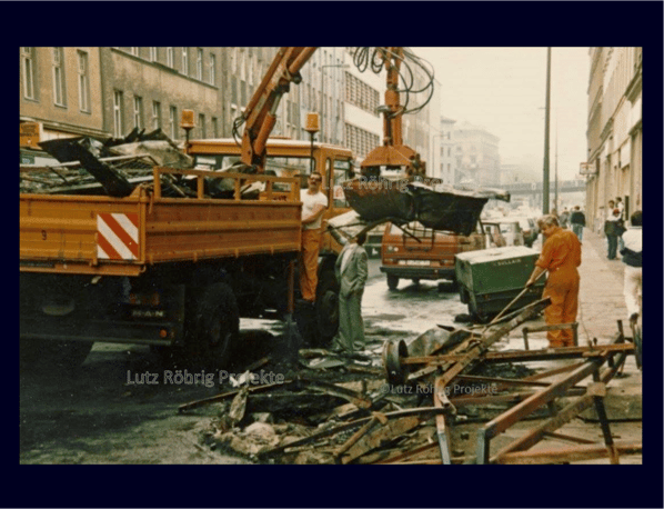 Die Trümmer werden durch die Stadtreinigung entsorgt.