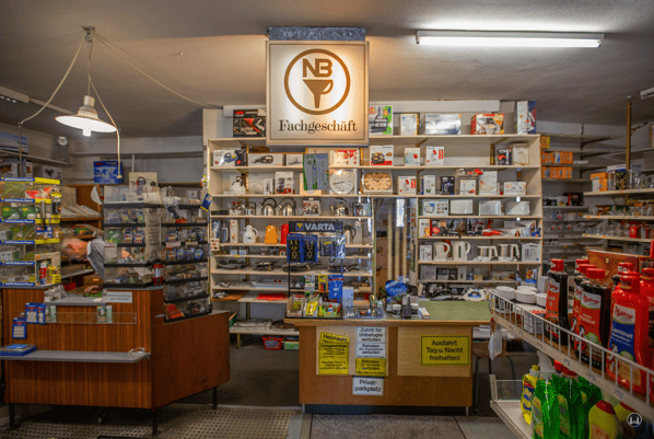 Eisenwaren Weger am Breitenbachplatz in Berlin-Steglitz. Blick auf den Verkaufstresen.
