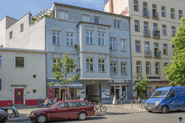 Gewerbehof Körtestraße 10 in Berlin - Kreuzberg. Ansicht Vordergebäude mit Eisdiele und dem "Broken English".
