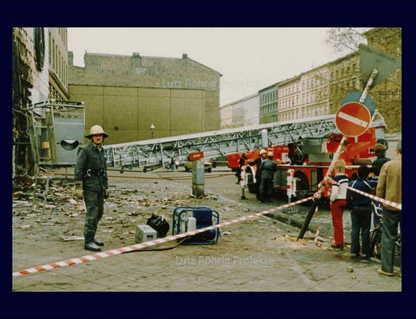Eine Drehleiter der Feuerwehr mit Rettungskorb beim Bolle - Einsatz 1987.