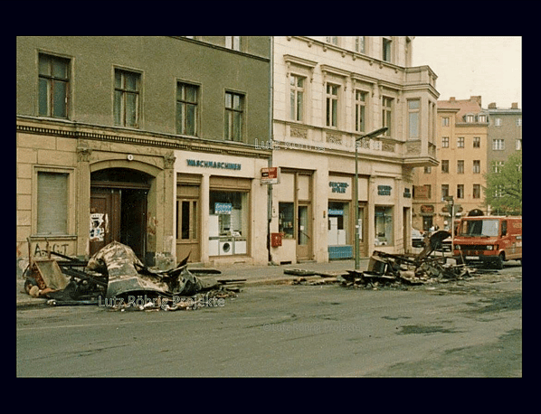 Ganze Straßenzüge sind übersät mit Trümmern.