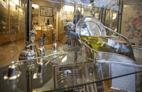 Blick in die Vitrinen.