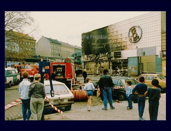 Feuerwehrfahrzeuge vor der Bolle - Ruine.