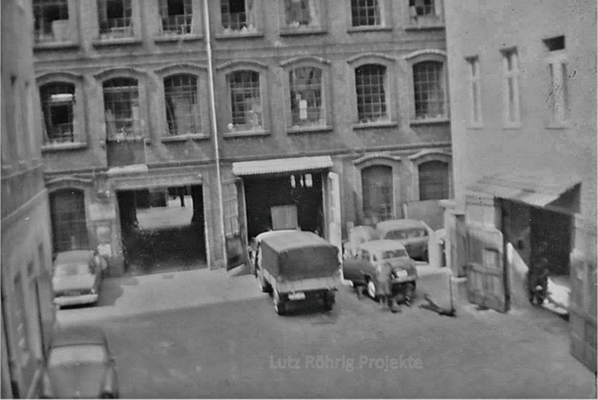 Gewerbehof Körtestraße 10 in Berlin - Kreuzberg. Autowerkstatt Helmut Jordan mit Blick auf die Fahrzeuge im Hof. 