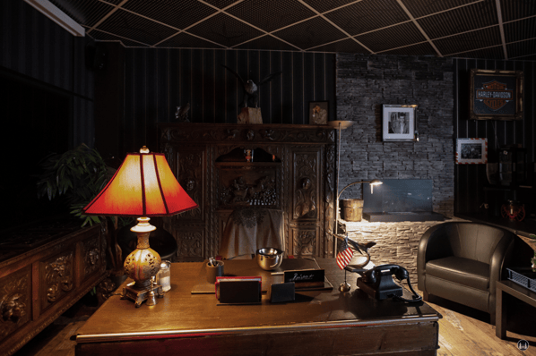 Das Flame-Diner in Berlin-Marienfelde. Schreibtisch und Deko in der Whisky-Lounge.