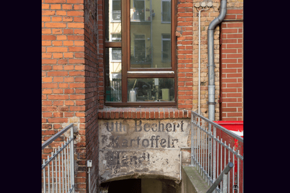 Gewerbehof Körtestraße 10 in Berlin - Kreuzberg. Alte Inschrift: Kartoffelhandlung Otto Bechert.