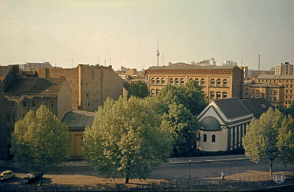 Das Ensemble aus Schule, Lehrerwohnhaus und Synagoge im Jahre 1979.