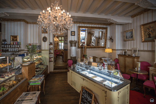 Frau Behrens Torten, Keuzberg Bergmannstraße. Blick auf die Kuchen- und die Eistheke.