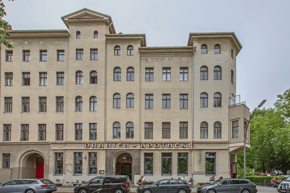 Oranien - Apotheke und Brasserie Ora, Berlin - Kreuzberg. Fassadenansicht Oranienplatz.