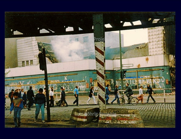 Rauchender Qualm steigt aus der noch brennenden Bolle - Ruine