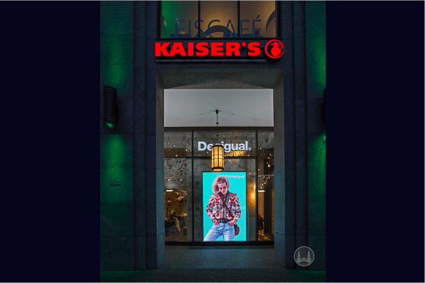 Kaiser's Werbung an der Mall of Berlin