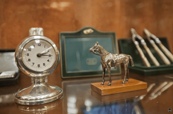 Bergemann Besteck- und Silberwaren. Berlin Lichterfelde West, Drakestraße. Silbernes Pferd