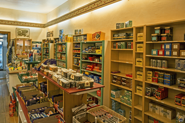 Das Broken English in Berlin - Kreuzberg, Körtestraße 10. Ladeninneres, Süßwaren und Tee.