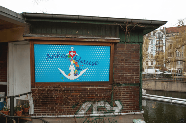 Fenster an der Seite zum Treppenabgang.