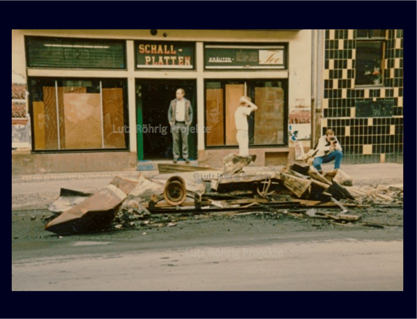 Die Presse ist zur Stelle, um die letzten Trümmer zu fotografieren.