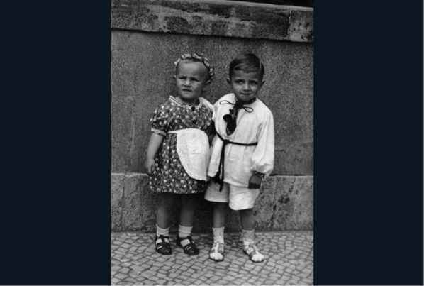 Vater und Cousine 1939 vor der Synagoge Fraenkelufer.