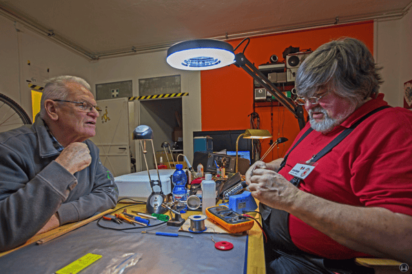 Unser Handy wird kontrolliert.