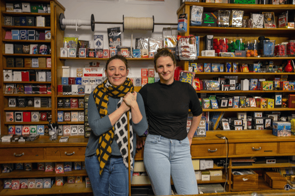  Der Zauberkönig in Berlin - Neukölln. Karen German und Kirsi Hinze im neuen Laden in der Herfurthstraße