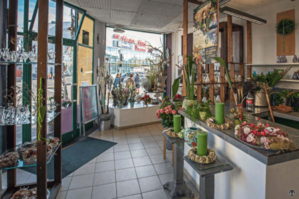Das Tempelhofer Tivoli an der Friedrich - Karl - Straße. Blick in den Blumenladen "Die Grüne Ecke".
