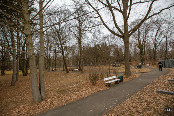 Die Kuranstalt Berolinum an der Lankwitzer Leonorenstraße. Bewachtes Parkgelände als Vorbereitung für die Fällungen.