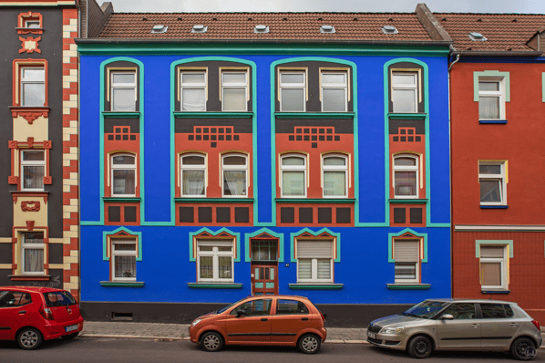 Statt stuckbeladener Ornamentik wird hier die Fassadengestaltung durch die Farbe übernommen. Otto-Richter-Straße in Magdeburg.