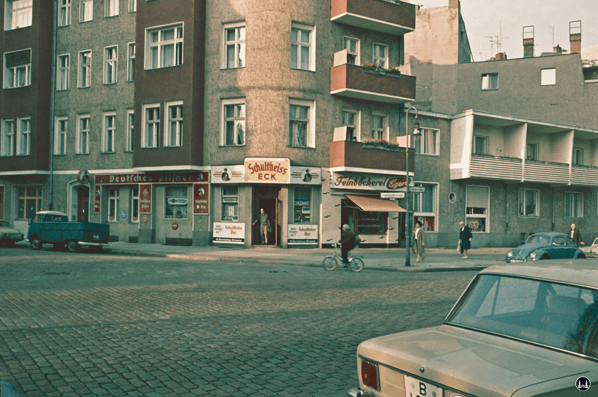 Gewerbehof Körtestraße 10 in Berlin - Kreuzberg. Eckhaus zur Freiligrathstraße mit Kneipe und Bäckerei 1963.