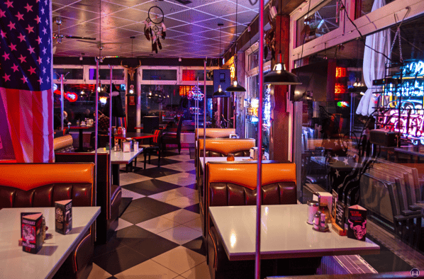 Das Flame-Diner in Berlin-Marienfelde. Sitzplätze an der Terrassenseite.