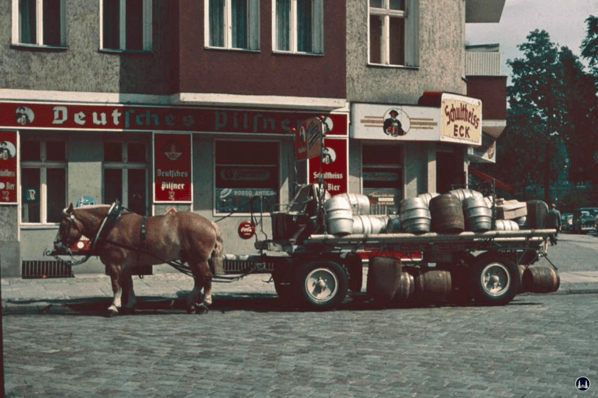 Gewerbehof Körtestraße 10 in Berlin - Kreuzberg. Eckhaus zur Freiligrathstraße mit Brauerei - Pferdegespann vor der Kneipe.