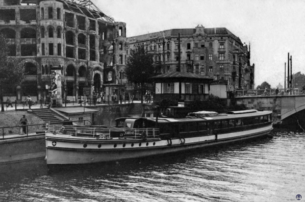 Die Kottbusser Brücke und Ankerklause 1947.