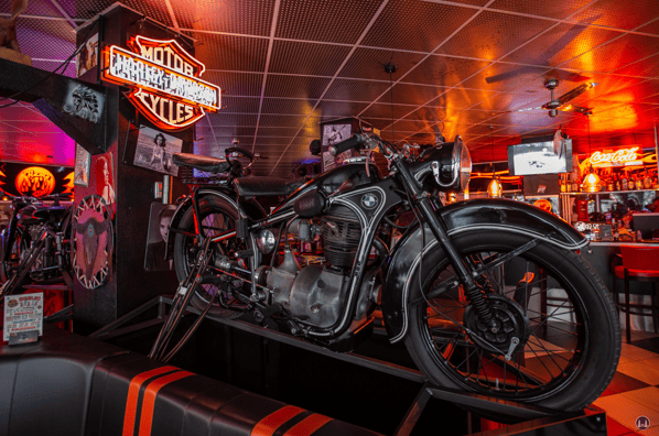Das Flame-Diner in Berlin-Marienfelde. Altes BMW-Motorrad als Deko.