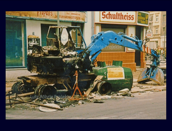 Ein ausgebrannter Bagger.