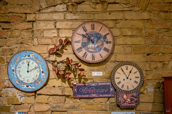 Das Broken English in Berlin - Kreuzberg, Körtestraße 10. Ungewöhnliche Holzuhren.