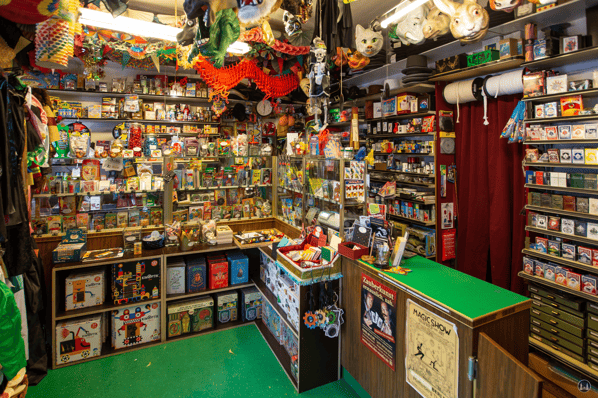  Der Zauberkönig in Berlin - Neukölln. Innenansicht des alten Ladens in der Hermannstraße.