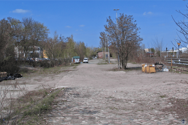 Die Königliche Militär-Eisenbahn. Blick über die alte Ladestraße in Marienfelde zum Güterschuppen.
