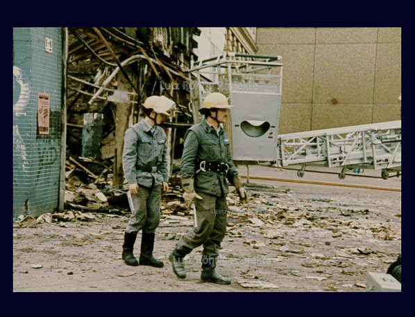 Männer des THW unterstützen die Feuerwehr beim Bolle - Brand.