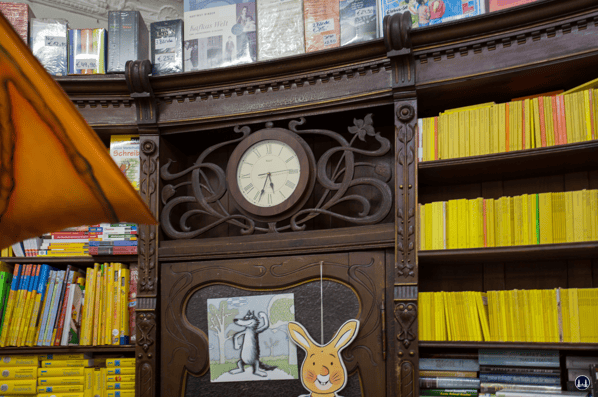 Ludwig Wilde Buchhandlung. Kreuzberg, Körtestraße.  Alte Uhr in der historischen Ladeneinrichtung.