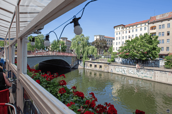 Blick von der Wasserterrasse der Ankerklause zur Kottbusser Brücke.