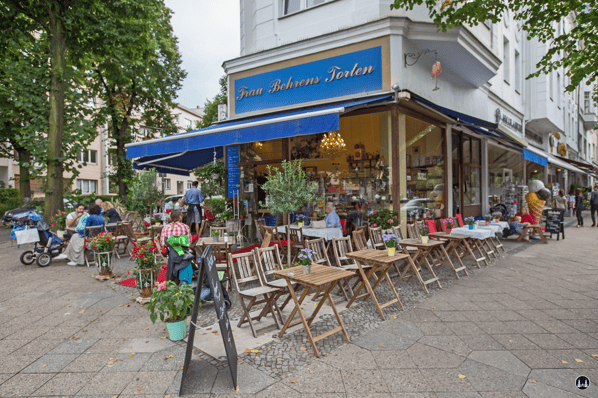 Frau Behrens Torten, Filiale Friedenau. Der Außenbereich im Sommer.