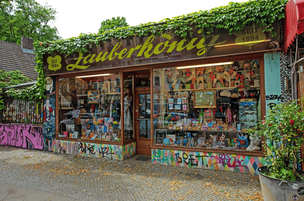 Der Zauberkönig in Berlin - Neukölln. Aussenansicht des abgerissenen Ladens in der Hermannstraße.