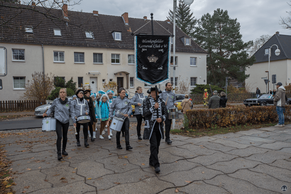 Karneval in Blankenfelde-Mahlow. Der Trommelzug der Borussia hat das Bürgeramt Blankenfelde erreicht.