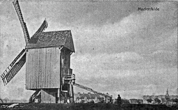 Die Marienfelder Mühle. Im Hintergrund die alten, noch vorhandenen Landarbeiterhäuser an der Marienfelder Allee. 